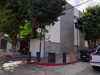SOY UNA MAGNÍFICA CASA EN VENTA EN EL PRIMER CUADRO DE LA CIUDAD E TUXTLA GUTIÉRREZ. ME UBICO EN LA ESQUINA SUR.PONIENTE DEL CRUCE DE LA 4ª. SUR PONIENTE Y 11ª. PONIENTE SUR. ALTA PRODUCTIVIDAD EN RETORNO DE CAPITAL.