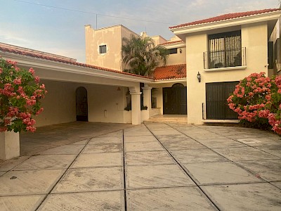 HERMOSA CASA EN RENTA AL NORTE DE LA CIUDAD.