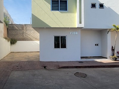 Rento casa en privada junto a Malecon y CU 3 Habitac 4 Baños Equipada
