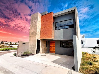  CASA DE AUTOR EN ESQUINA EN VENTA EN IKAYA 110, ZAKIA, QUERÉTARO