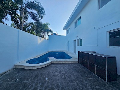 Venta de casa sobre avenida en Caucel, Mérida, Yucatán