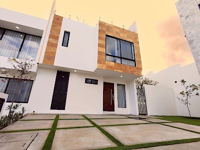 CASA EN VENTA EN LOS ROBLES II, ZIBATÁ, QUERÉTARO