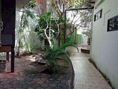 RENTO RECAMARA AMUEBLADA, CON BAÑO COMPLETO PROPIO PARA UNA, DOS O TRES PERSONAS EN EL CENTRO DE TUXTLA UBICADO EN LA ESQUINA DE LA 7ª. NORTE ESQUINA CON 1ª. PONIENTE. SÓLO DAMAS.