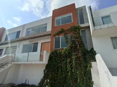 Punta Esmeralda, casa seminueva en venta 3 recamaras privada