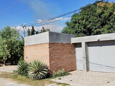 SOY UNA PRECIOSA CASA AMUEBLADA EN ARRENDAMIENTO UBICADA A 10 MINUTOS DE PLAZA ÁMBAR EN LA RIBERA DE CUPÍA FRENTE AL FRACCIONAMIENTO VILLA REAL EN TUXTLA GUTIÉRREZ CONSTRUIDA SOBRE UN TERRENO DE 12 X 50 METROS.