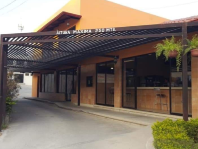 SE VENDE PROPIEDAD CON UNA MUY BUENA UBICACIÓN A MEDIA CUADRA DE PLAZA LAS AMÉRICAS EN UN TERRENO DE 20 X 60 METROS Y UNA CONSTRUCCIÓN DE 450 M2 CON ACABADOS FINOS EN TUXTLA GUTIÉRREZ.