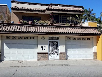VENTA DE CASA EN MUY BUENA UBICACION Y MUY AMPLIA, BLVD. CENTRAL ENSEGUIDA DE FARMACIA GUADALAJARA LA DEL MONUMENTO A LA MADRE, GUASAVE, SIN.