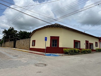 BELLA CASA ANTIGUA EN VENTA EN COPOYA, TUXTLA GUTIERREZ, CHIAPAS, UBICADA EN LA CALLE SEGUNDA SUR PONIENTE 311. CASA INDEPENDIENTE CON CUATRO DORMITORIOS, DOS BAÑOS EN  350 M2. EN UN TERRENO DE 1’400 M2.