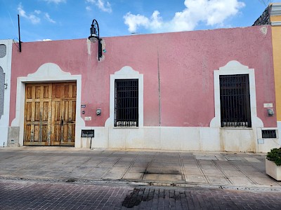Excelente Ubicación, Excelente casa. Con Enorme Potencial, uso Comercial, Restaurante, etc y en el Centro de Mérida 