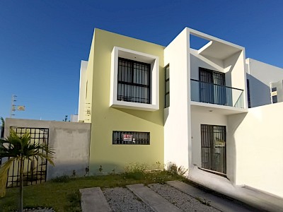 Renta casa semiamueblada en esquina Residencial Floresta Mérida 
