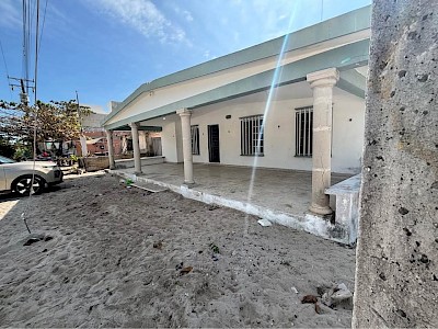 CASA EN VENTA EN ESQUINA EN CHELEM