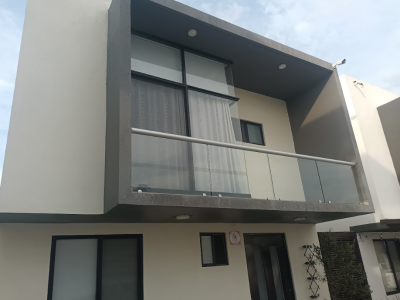 Zibata casa en venta seminueva, dentro de privada, 3 recamaras