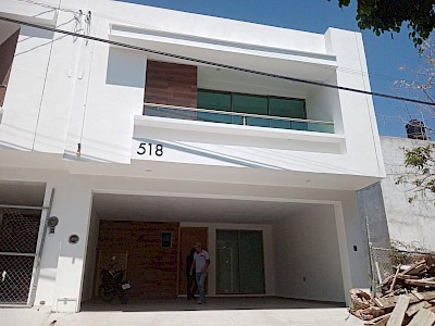 SE VENDE CASA, EN ZONA SEMI-RESIDENCIAL COL. LAGUITOS CON ACCESO POR BOULEVARD LAGUITOS O LIBRAMIENTO NORTE, EN UN TERRENO DE 7 X 22 = 154 M2 Y CONSTRUCCIÓN DE 310 M2 CON TODOS SUS SERVICIOS ESCRITURA PÚBLICA Y UNA ESPECTACULAR VISTA DE LA CIUDAD DE TUXTLA GUTIÉRREZ.