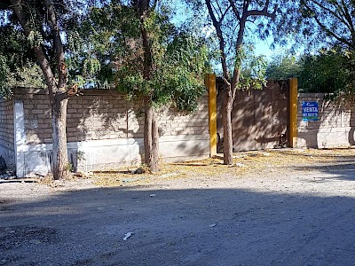 VENTA DE TERRENO EN COL. JARDINES DEL VALLE, EN ESQUINA DE 669 M2, BARDEADO Y PORTON DE ACERO, GUASAVE.