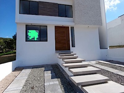 VENTA DE CASA NUEVA CON RECAMARA EN P.B. EN BIOGRAND JURIQUILLA