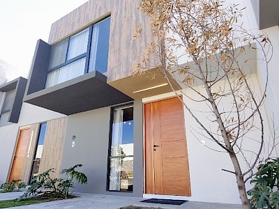 CASA EN VENTA CON RECÁMARA EN PB EN AURORA, ZAKIA, QUERÉTARO