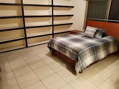 SE RENTA RECÁMARA AMUEBLADA CON TODOS LOS SERVICIOS INCLUIDOS EN LA EXCLUSIVA ZONA DE LA COLONIA LOS LAURELES EN TUXTLA GUTIÉRREZ.