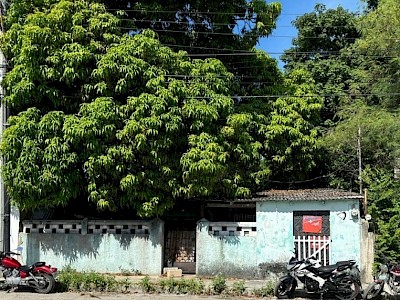 Venta de terreno con construcción zona itzaez 