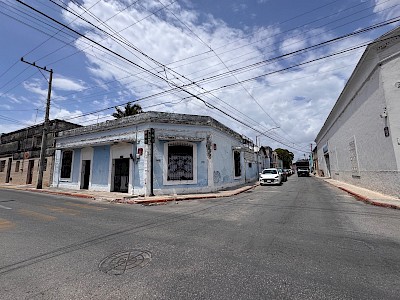 Enorme propiedad, en esquina. Vivienda o comercio. En el Centro de Mérida. Rumbo Barrio Santiago y Santa Lucía 