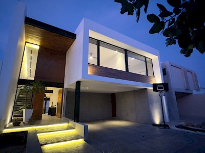 Venta de casa dentro de Privada Parque Natura, Cholul, Mérida