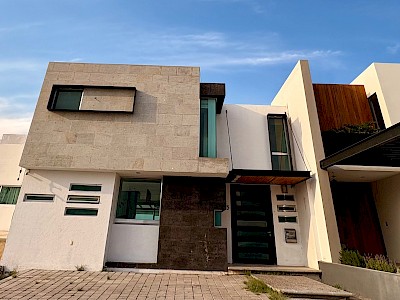 Casa en zona premium con precio fuera de mercado. ¿Qué está pasando aquí?