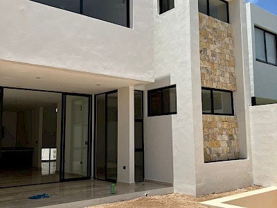 Casa en venta al norte de Mérida, privad residencial con excelentes amenidades.