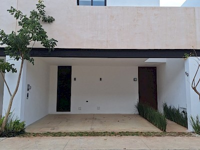 Casa estilo townhouse al norte de Mérida, privada residencial con amenidades.
