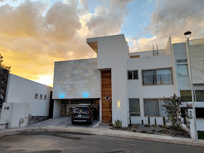 RESIDENCIA DE AUTOR NUEVA EN VENTA EN JADE SUR, ZIBATÁ, CASA MAEBA