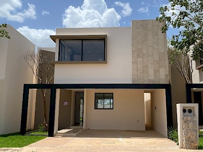 Casa en venta al norte de Mérida, privada residencial en Conkal, con excelentes amenidades.