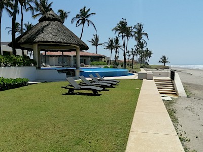 VENTA DE CASA RESIDENCIAL CON ACCESO A PLAYA 