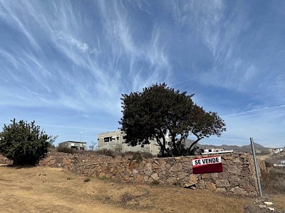 TERRENO EN VENTA CON BONITA VISTA EN FRACCIONAMIENTO LOS MISTERIOS, PUERTO NUEVO. TIJUANA 
