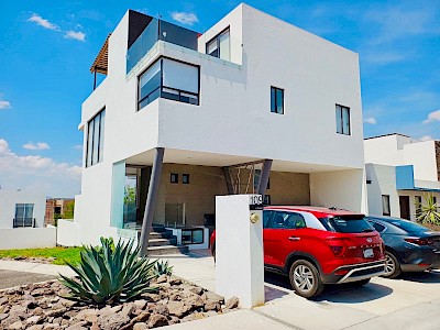 Confort · Privacidad · Estilo. Haz clic y asegura esta casa premium para tu familia.