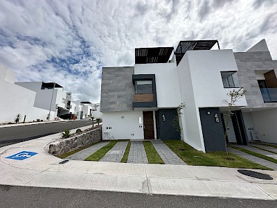 CASA EN VENTA CON RECÁMARA EN PLANTA BAJA ENTRECIELOS, ZIBATÁ, QUERÉTARO