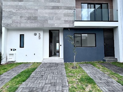 CASA EN VENTA CON TERRENO EXCEDENTE ENTRECIELOS, ZIBATÁ, QUERÉTARO