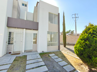 Puerta Navarra, Casa Seminueva, privada 3 niveles, 2 recamaras
