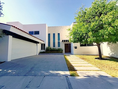 RESIDENCIA DE AUTOR EN VENTA CON RECAMARA EN PLANTA BAJA, BIZNAGA, ZIBATÁ, QUERÉTARO
