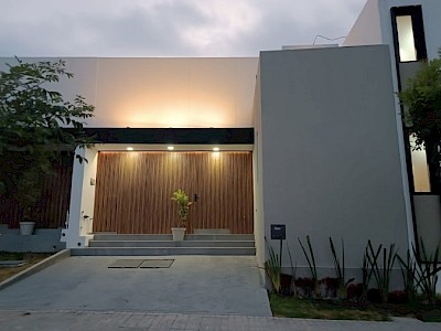 ¡Casa con Recámara en Planta Baja en Parque Aguascalientes! 